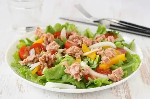 سلطة خضراء بالتونة